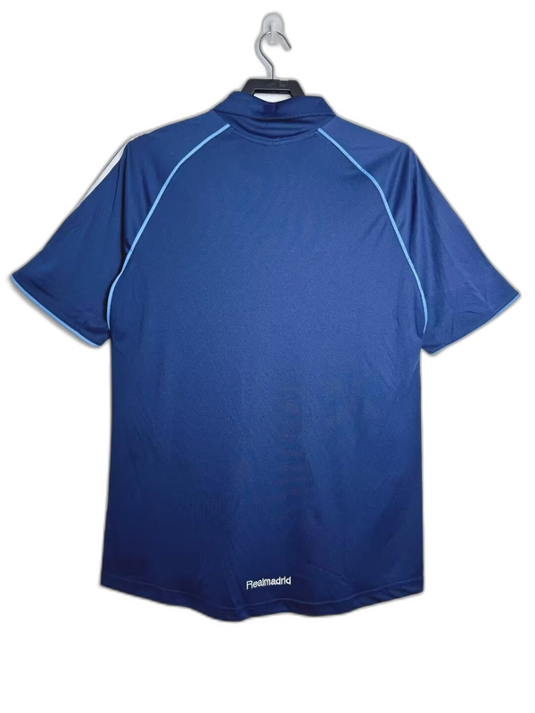 Camiseta azul retro Real Madrid 2005-06, versión visitante, vista trasera, fútbol europeo