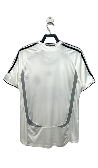 Camiseta retro Real Madrid 2006-07 blanca, detalles negros, vista trasera, edición especial