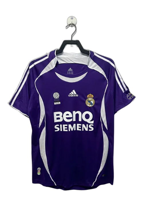 Camiseta retro Real Madrid 2006-07 visitante, morada con detalles blancos, logo adidas y escudo.