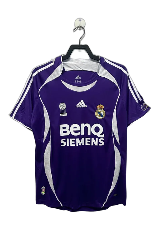 Camiseta retro Real Madrid 2006-07 visitante, morada con detalles blancos, logo adidas y escudo.