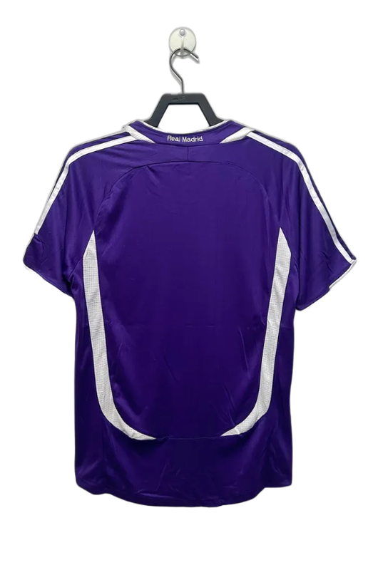 Camiseta retro Real Madrid 2006-07 visitante violeta con detalles blancos, vista trasera
