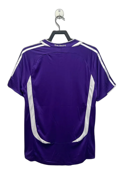 Camiseta retro Real Madrid 2006-07 visitante violeta con detalles blancos, vista trasera