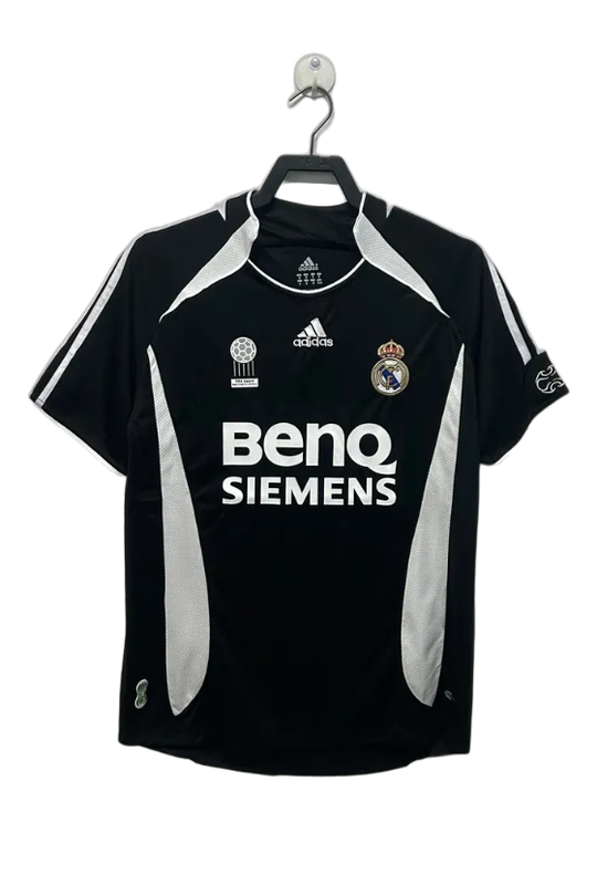 Camiseta retro Real Madrid 2006-07 tercera equipación negra, escudo y logos visibles