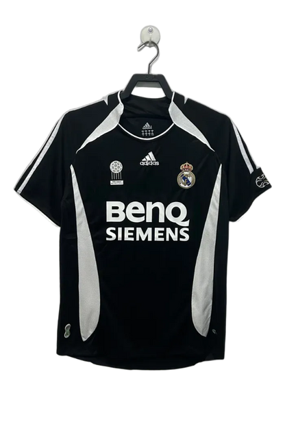 Camiseta retro Real Madrid 2006-07 tercera equipación negra, escudo y logos visibles