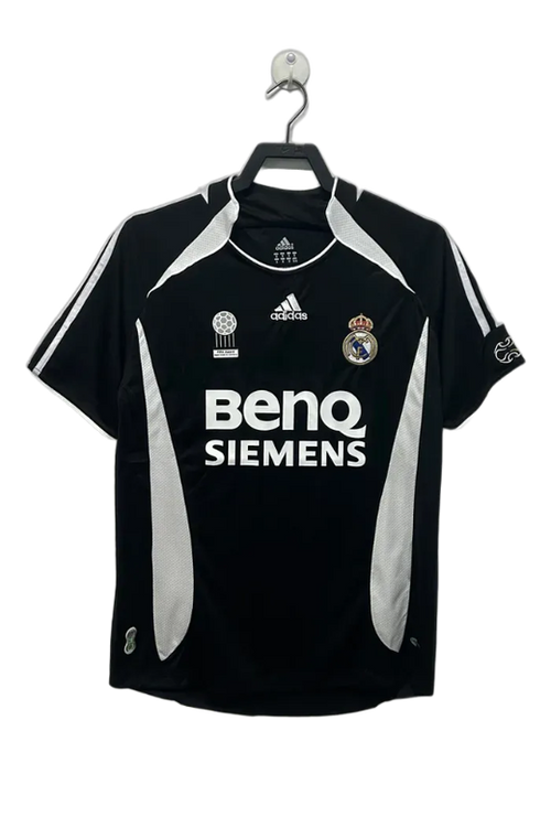 Camiseta retro Real Madrid 2006-07 tercera equipación negra, escudo y logos visibles