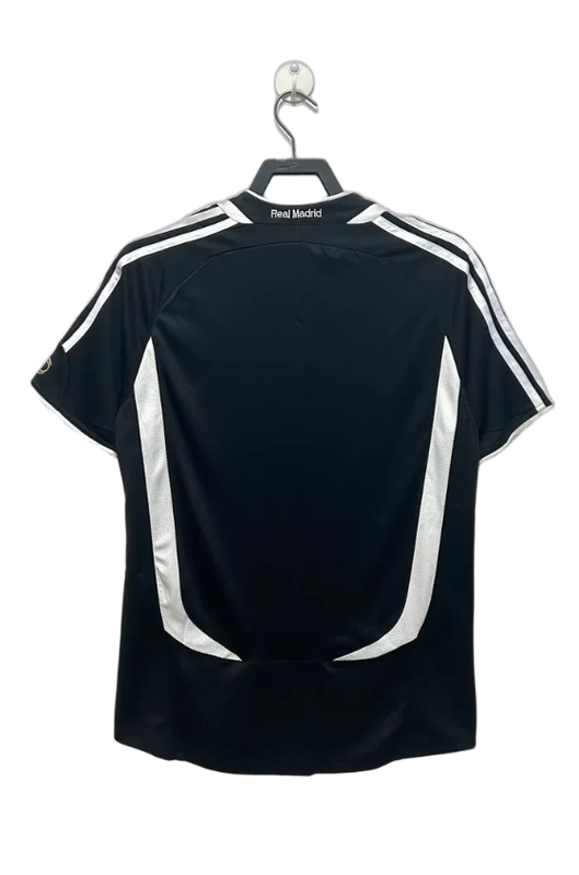 Camiseta retro Real Madrid 2006-07 negra con detalles blancos, vista trasera, Reino del Futbol