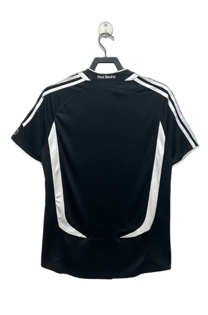Camiseta retro Real Madrid 2006-07 negra con detalles blancos, vista trasera, Reino del Futbol