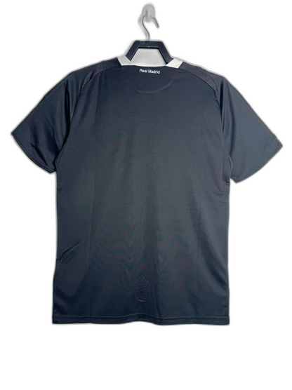 Camiseta retro Real Madrid 08/09 negra, vista trasera, disponible en Reino del Futbol