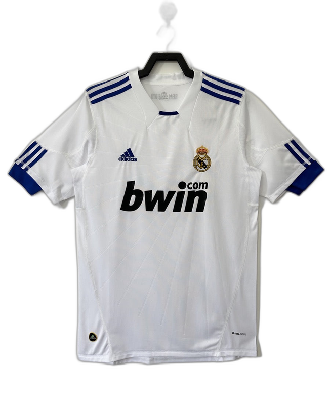 Camiseta Real Madrid 2010-11 local retro blanca con detalles azules, logo adidas y escudo.