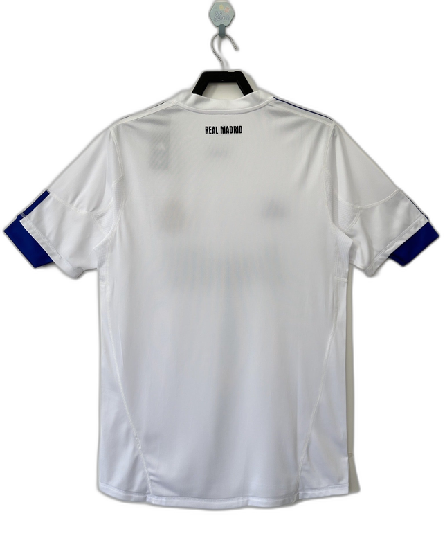 Camiseta Real Madrid 2010-11 retro, blanca con detalles azules, vista trasera, Reino del Futbol.