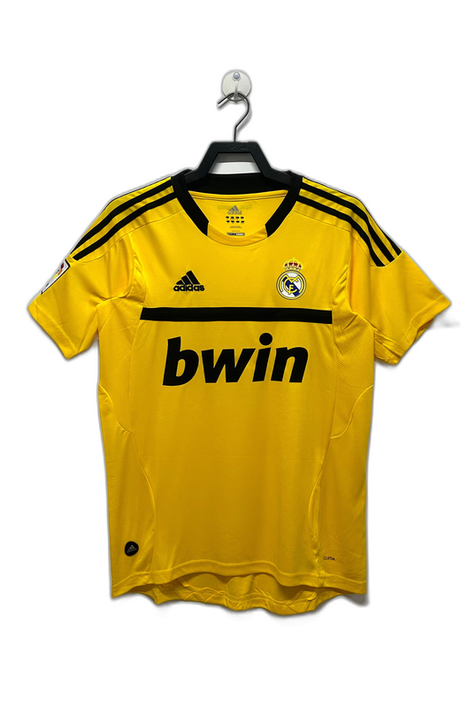 Camiseta retro de portero Real Madrid 2011-2012 amarilla, con logo Adidas y patrocinador Bwin.