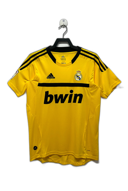 Camiseta retro de portero Real Madrid 2011-2012 amarilla, con logo Adidas y patrocinador Bwin.