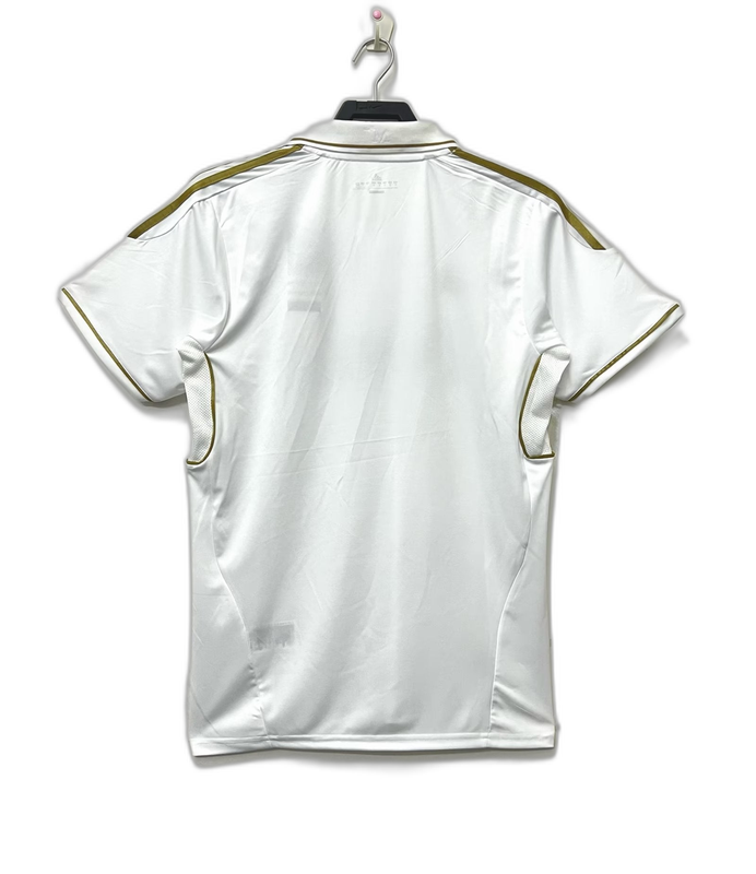 Camiseta retro Real Madrid 2011-2012 blanca con detalles dorados, vista trasera, Reino del Futbol