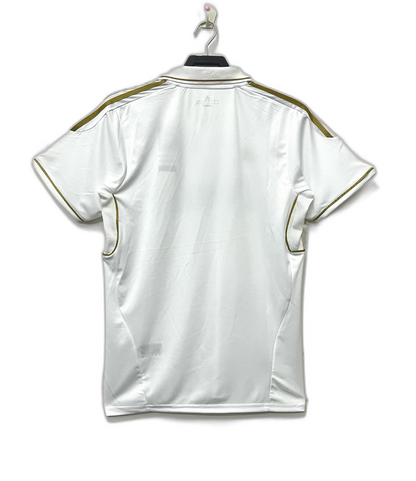 Camiseta retro Real Madrid 2011-2012 blanca con detalles dorados, vista trasera, Reino del Futbol