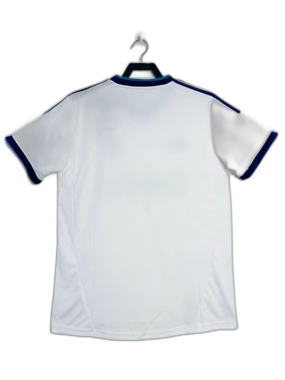 Camiseta Real Madrid 2012-13 retro blanca, vista trasera, detalles en azul, Reino del Futbol