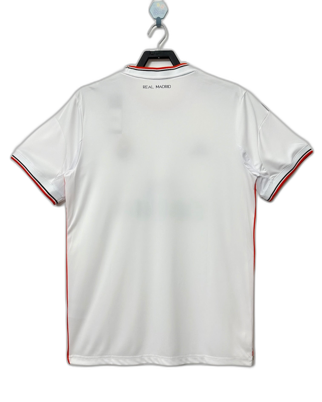 Camiseta Real Madrid 2013-14 retro blanca, vista trasera, ribetes rojos y negros.