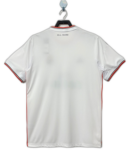 Camiseta Real Madrid 2013-14 retro blanca, vista trasera, ribetes rojos y negros.