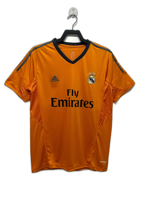 Camiseta retro Real Madrid 2013/14 tercera equipación naranja, escudo y logo Adidas visibles