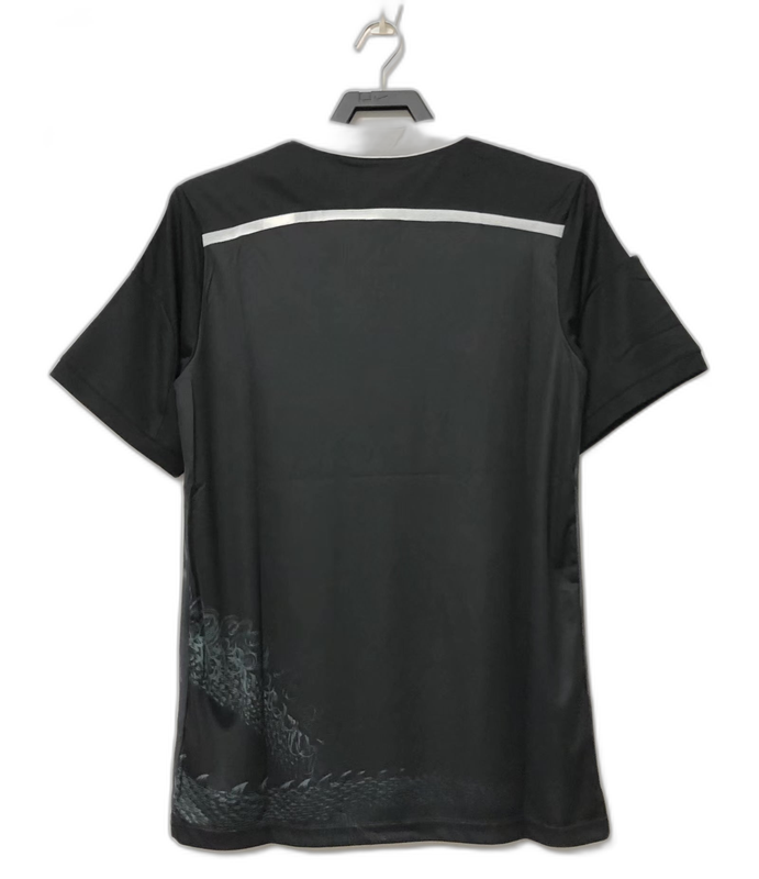 Camiseta negra Real Madrid 2014-15 retro con detalles plateados y dragón, vista trasera