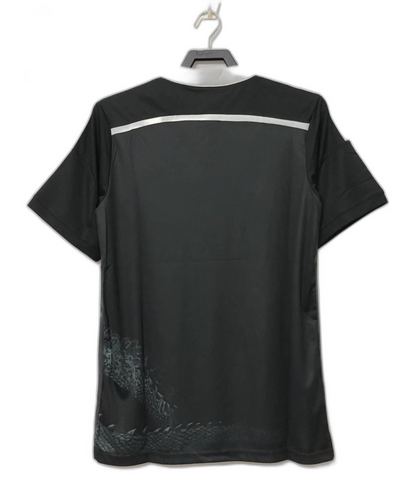 Camiseta negra Real Madrid 2014-15 retro con detalles plateados y dragón, vista trasera