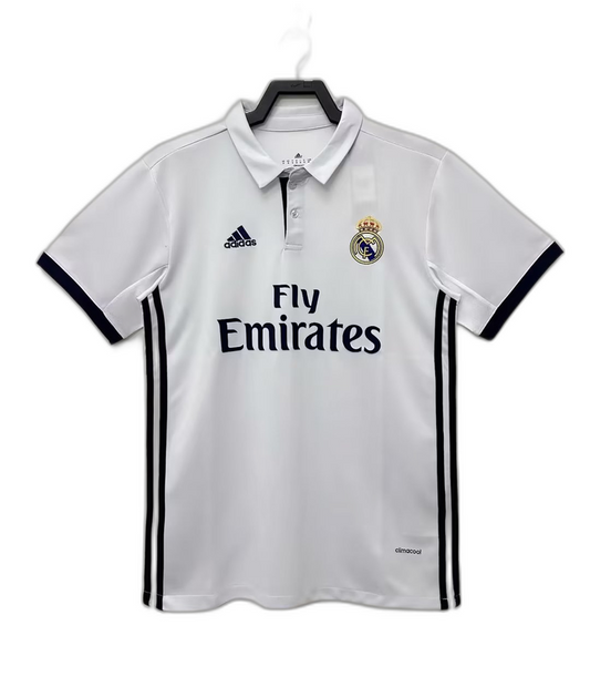 Camiseta retro Real Madrid 2016-17 blanca, logo Adidas y escudo en el pecho, en Reino del Futbol