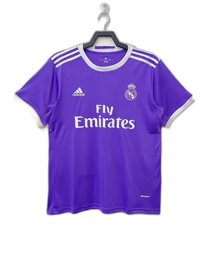 Camiseta retro Real Madrid 2016-17 morada, logo Adidas y escudo, exclusiva Reino del Futbol