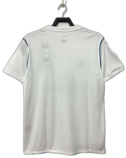Camiseta retro Real Madrid 2017-18 blanca, vista trasera, detalles azul celeste