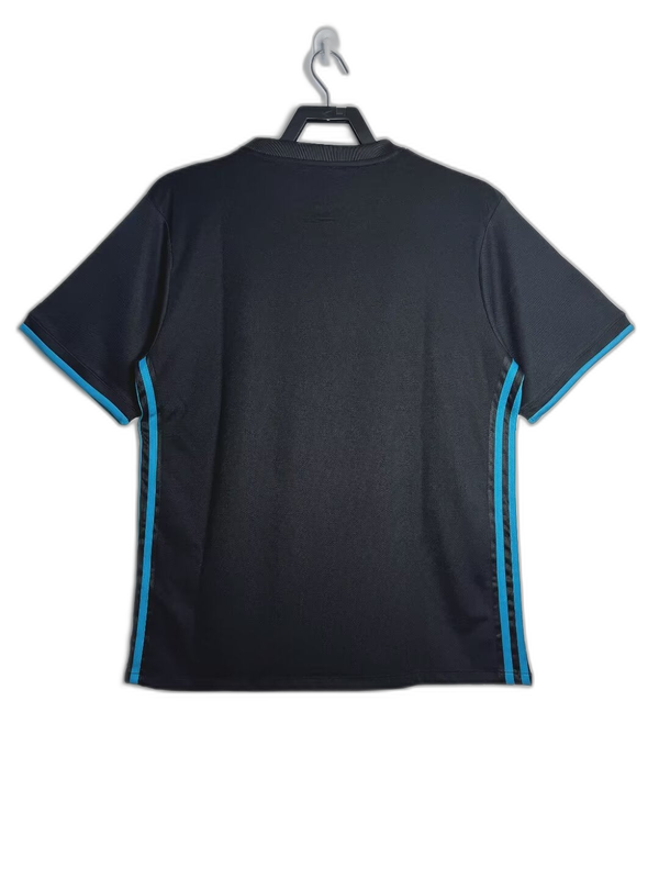 Camiseta retro negra Real Madrid 2017-18, detalles turquesa, vista trasera, Reino del Futbol
