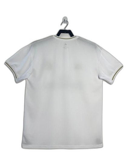 Camiseta retro Real Madrid 19/20 blanca con detalles dorados, vista trasera, Reino del Futbol