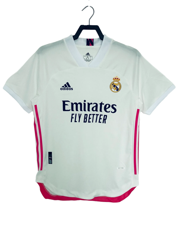 Camiseta Real Madrid 2021 local retro blanca con detalles rosas, logo Adidas y sponsor Emirates.