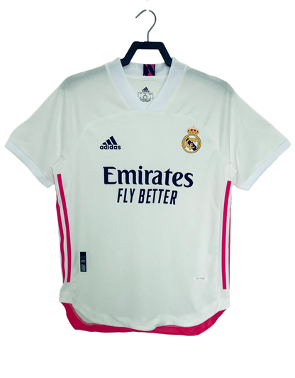 Camiseta Real Madrid 2021 local retro blanca con detalles rosas, logo Adidas y sponsor Emirates.