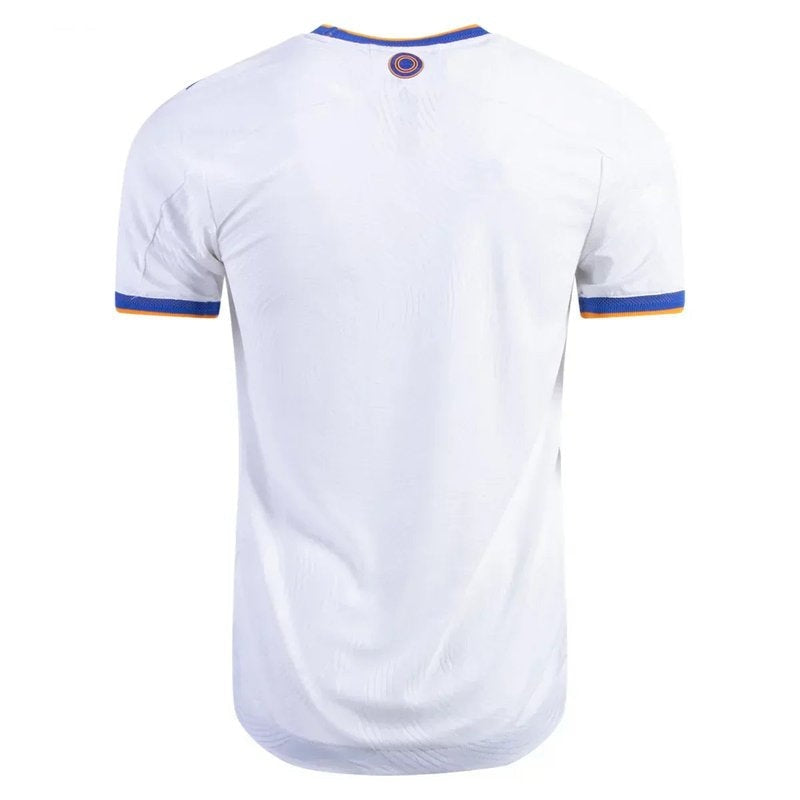 Camiseta Real Madrid 21/22 versión jugador, blanca con detalles azul y amarillo, vista trasera.