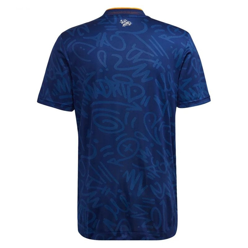 Camiseta Real Madrid 21/22 azul con estampado urbano, edición jugador, vista trasera.