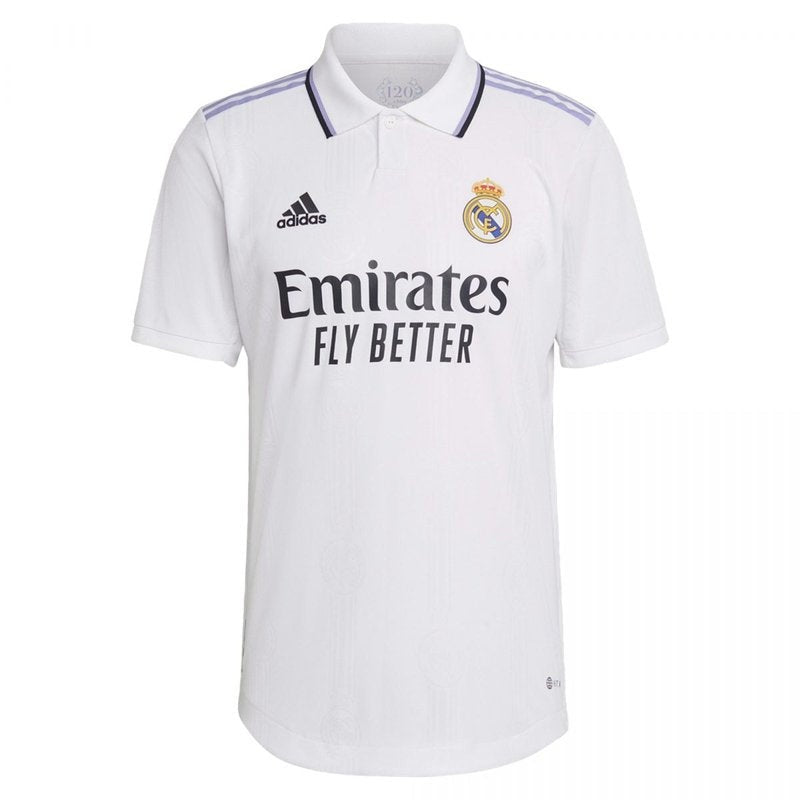 Camiseta Real Madrid 2022-2023 versión jugador, blanca, con logo adidas y patrocinador