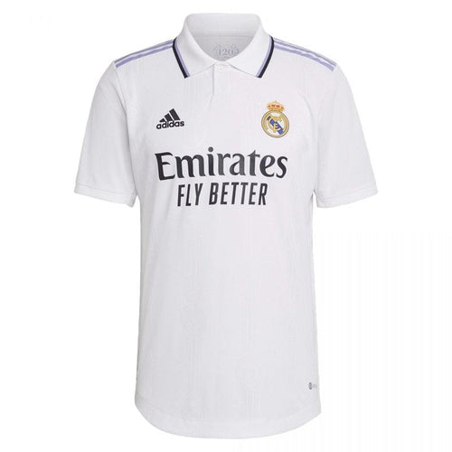 Camiseta Real Madrid 2022-2023 versión jugador, blanca, con logo adidas y patrocinador