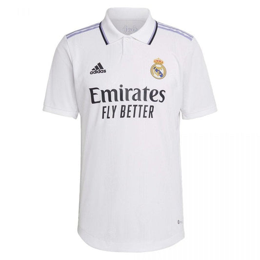 Camiseta Real Madrid 2022-2023 versión jugador, blanca, con logo adidas y patrocinador