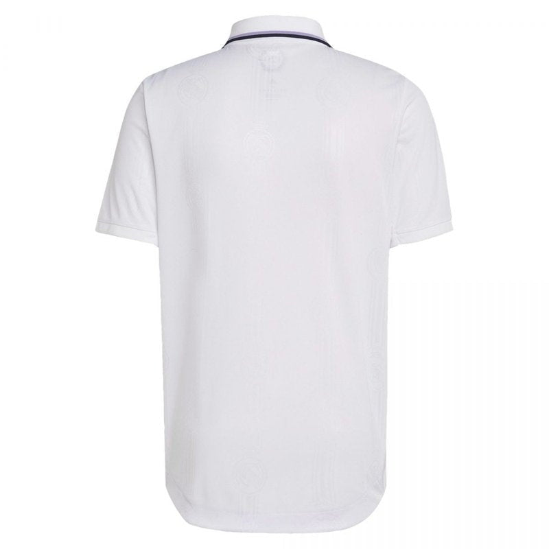 Parte trasera de la camiseta Real Madrid 22/23 local versión jugador, blanca con cuello polo.
