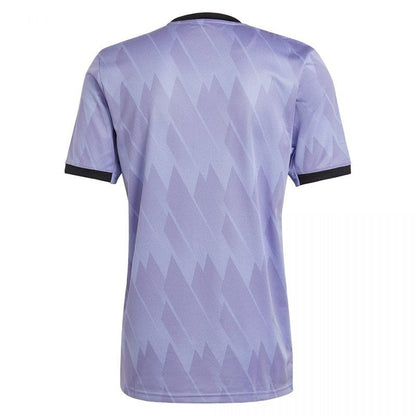 Camiseta Real Madrid 2022-2023 versión aficionado, color lila con detalles geométricos.