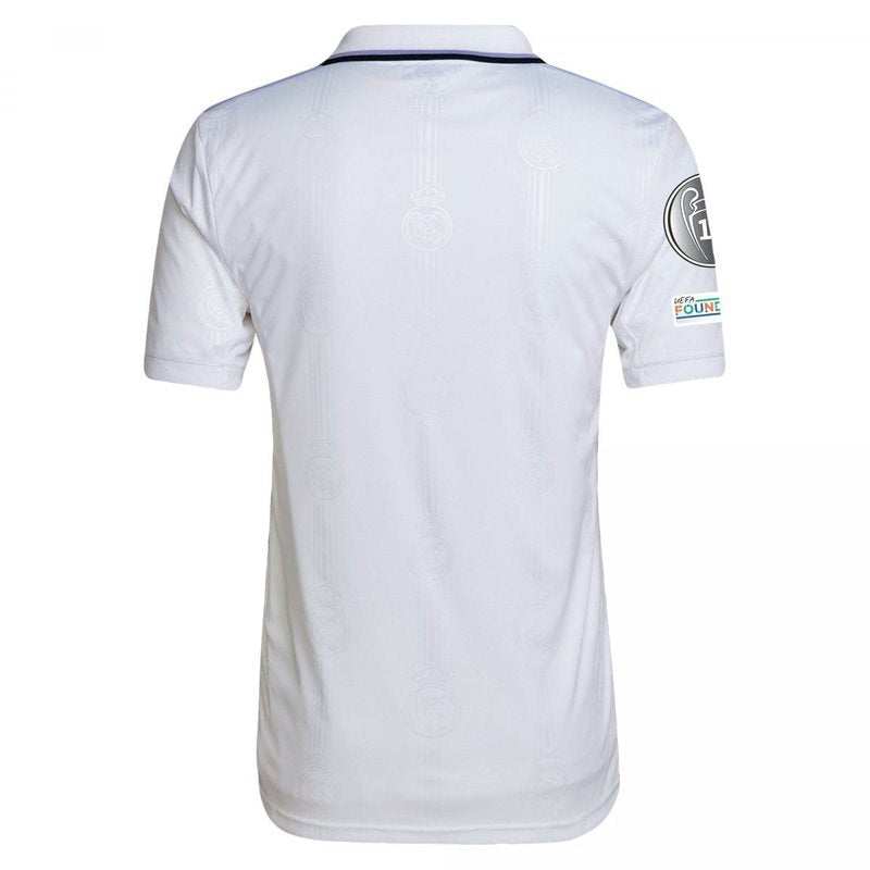 Camiseta Real Madrid 2022-23 versión aficionado, blanca, manga corta, logo UEFA en la manga