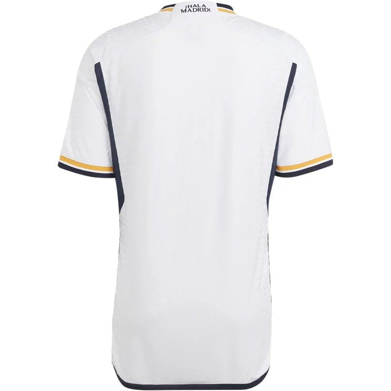 Camiseta Real Madrid 2023-24 versión jugador, blanca con detalles azul y dorado, vista trasera