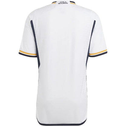 Camiseta Real Madrid 2023-24 versión jugador, blanca con detalles azul y dorado, vista trasera