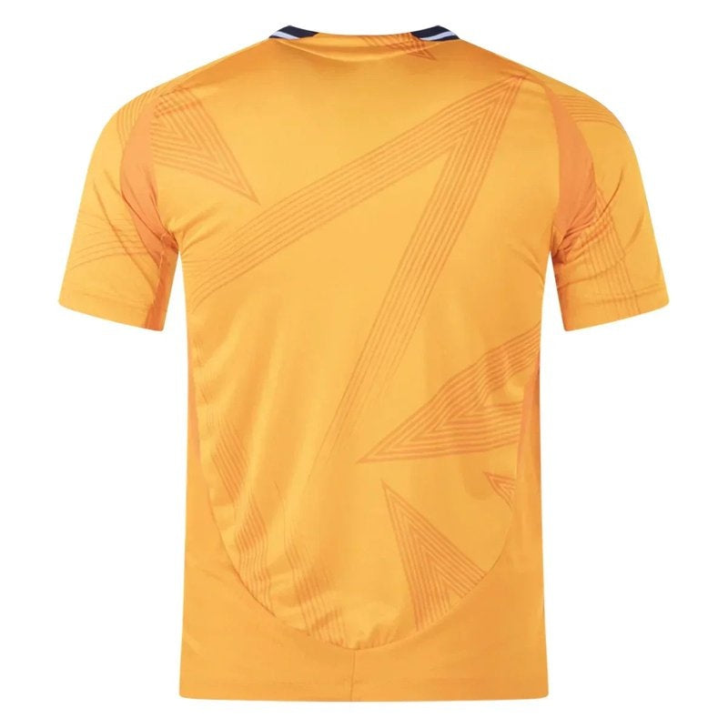 Camiseta Real Madrid 24/25 visitante versión jugador, color naranja con detalles geométricos.