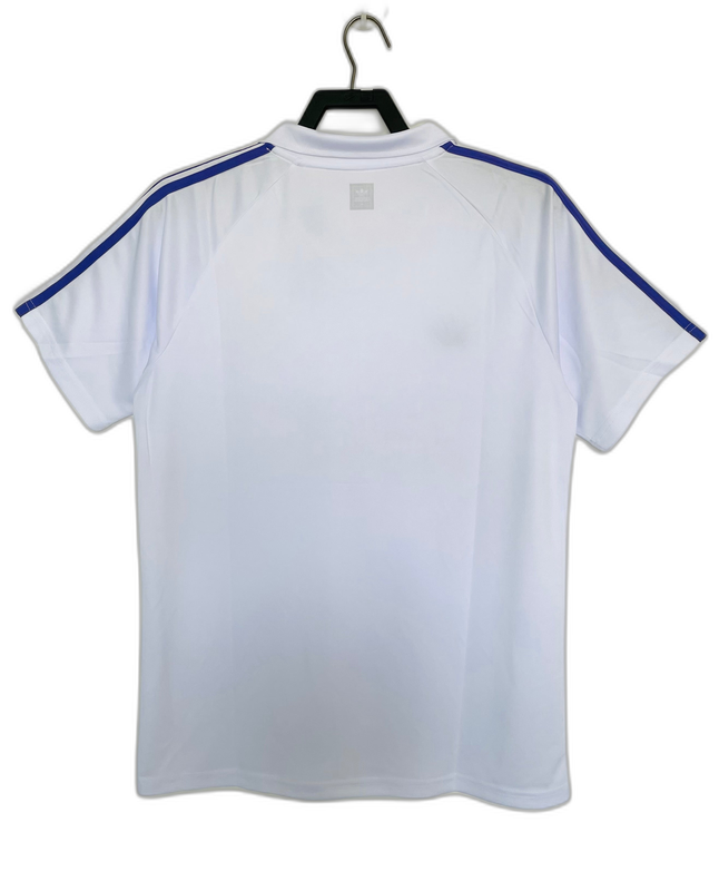 Camiseta retro Real Madrid 84/85 blanca con rayas azules, vista trasera, exclusiva Reino del Futbol
