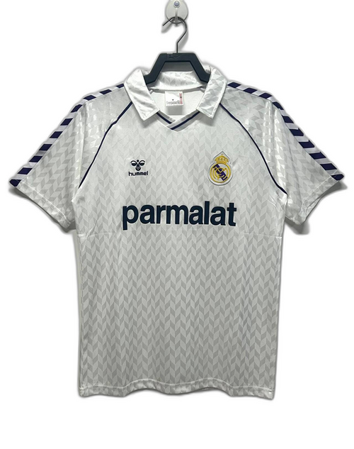 Camiseta retro Real Madrid 86-87 blanca, logo hummel y escudo, disponible en Reino del Futbol