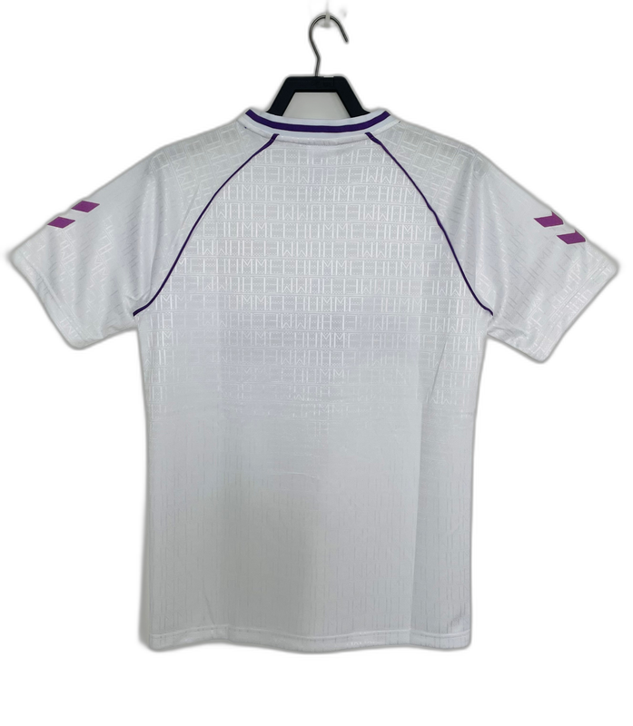 Camiseta retro Real Madrid 90-92 blanca con detalles morados, vista trasera, exclusiva Reino del Futbol