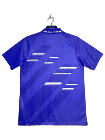Camiseta retro Real Madrid 94-96 azul, edición especial, con rayas blancas en la espalda.