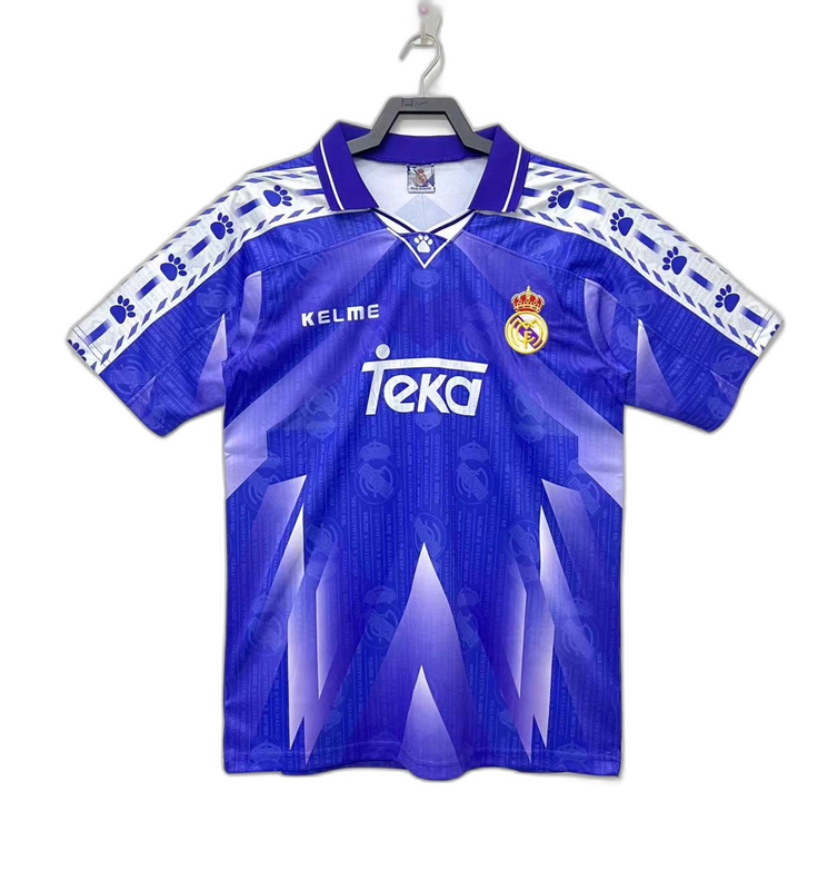 Camiseta retro Real Madrid 96-97 azul morado, escudo bordado, detalle Kelme y Teka.