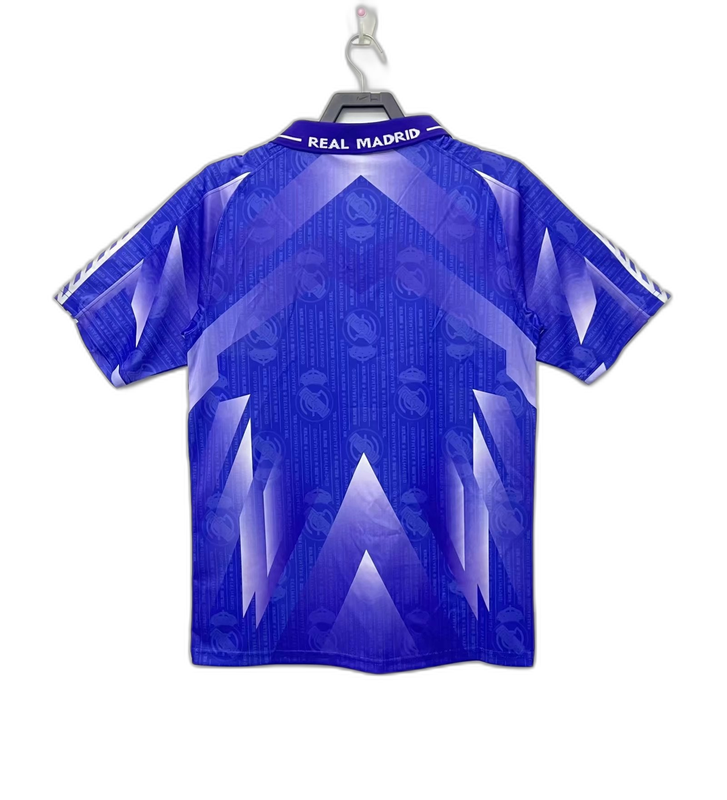 Camiseta retro Real Madrid 96/97 azul, diseño geométrico, productos fútbol europeo Reino del Futbol