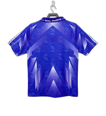 Camiseta retro Real Madrid 96/97 azul, diseño geométrico, productos fútbol europeo Reino del Futbol