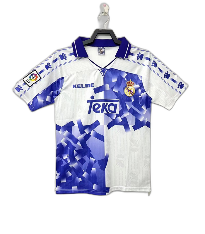 Camiseta retro Real Madrid 96-97 tercera equipación, diseño blanco y azul, logo Teka, disponible en Reino del Futbol.